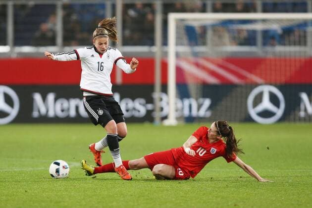Duisburg Zweikampf zwischen Melanie Leupolz ( 16, Deutschland) und Jill Scott ( 10, England) Deutschland - England, Frauenfussball, Laenderspiel, 26.11.2015, Copyright: Deutzmannx xEibner-Pressefoto EP_cdn
