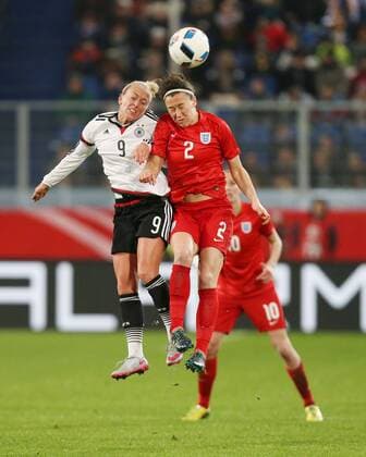 Duisburg Kopfball-Duell zwischen Mandy Islacker ( 9, Deutschland) und Lucy Bronze ( 2, England) Deutschland - England, Frauenfussball, Laenderspiel, 26.11.2015, Copyright: Deutzmannx xEibner-Pressefoto EP_cdn