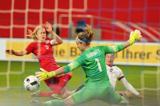GER, Fussball Laenderspiel der Deutschen Frauen-Nationalmannschaft gegen England 26.11.2015, Schauinsland-Reisen Arena, Duisburg, GER, im Bild Felicitas Rauch (Deutschland 8) scheitert an Karen Bardsley (England 1) nphxRauch