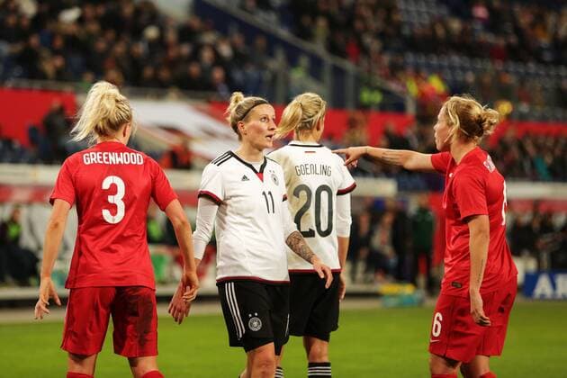 GER, Fussball Laenderspiel der Deutschen Frauen-Nationalmannschaft gegen England 26.11.2015, Schauinsland-Reisen Arena, Duisburg, GER, im Bild Anja Mittag (Deutschland 11) mit Gilly Flaherty (England 6) nphxRauch