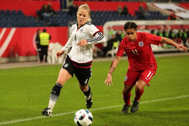 GER, Fussball Laenderspiel der Deutschen Frauen-Nationalmannschaft gegen England 26.11.2015, Schauinsland-Reisen Arena, Duisburg, GER, im Bild Leonie Maier (Deutschland 4) im Duell mit Demi Stokes (England 11) nphxRauch