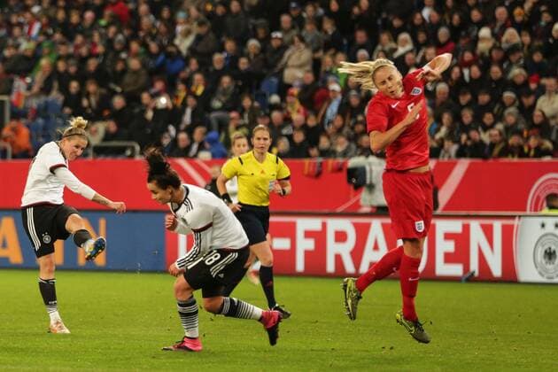GER, Fussball Laenderspiel der Deutschen Frauen-Nationalmannschaft gegen England 26.11.2015, Schauinsland-Reisen Arena, Duisburg, GER, im Bild Anja Mittag (Deutschland 11) zielt auf das Tor nphxRauch