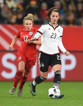Frauen Fußball Nationalmannschaft, Länderspiel, Deutschland gegen England am 26.11.2015 im Stadion in Duisburg. Deutschlands Sara Däbritz (r) kämpft gegen Englands Isobel Christiansen um den Ball.