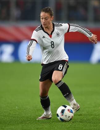 Frauen Fußball Nationalmannschaft, Länderspiel, Deutschland gegen England am 26.11.2015 im Stadion in Duisburg. Deutschlands Felicitas Rauch am Ball.