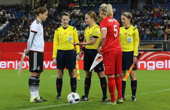26.11.2015. Schauinsland-Reisen-Arena, Duisburg, Germany. Womens International Friendly LÃ¤nderspiel Germany versus England. Coin toss at the start of the game. xAshleyxGrebx  ActionPlus11684555