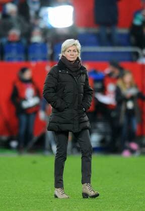 Fussball, DFB Frauen Länderspiel, Schauinsland-Reisen-Arena Duisburg, Deutschland (weiss) - England (rot) 0:0; Trainerin Sylvia Neid (GER). Aktion, Einzelbild.