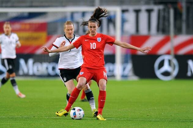 Fussball, DFB Frauen Länderspiel, Schauinsland-Reisen-Arena Duisburg, Deutschland (weiss) - England (rot) 0:0; Jill Scott (ENG), Melanie Behringer (GER), Aktion.