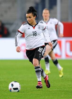 Fussball, DFB Frauen Länderspiel, Schauinsland-Reisen-Arena Duisburg, Deutschland (weiss) - England (rot) 0:0; Lina Magull (GER). Aktion, Einzelbild.