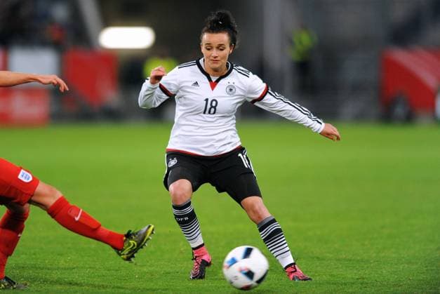 Fussball, DFB Frauen Länderspiel, Schauinsland-Reisen-Arena Duisburg, Deutschland (weiss) - England (rot) 0:0; Lina Magull (GER). Aktion, Einzelbild.