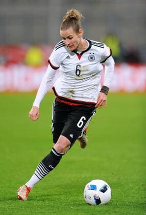 Fussball, DFB Frauen Länderspiel, Schauinsland-Reisen-Arena Duisburg, Deutschland (weiss) - England (rot) 0:0; Simone Laudehr (GER). Aktion, Einzelbild, Freisteller.