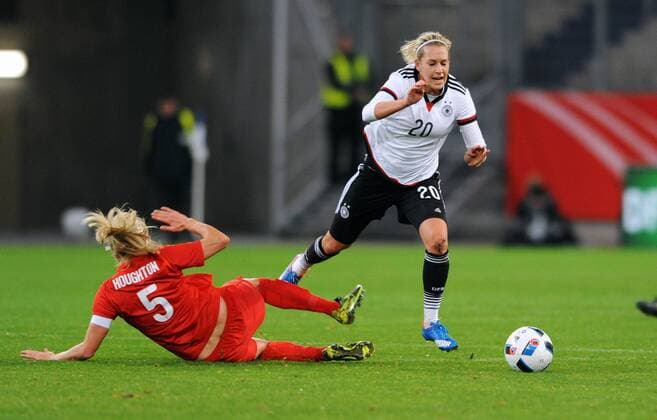Fussball, DFB Frauen Länderspiel, Schauinsland-Reisen-Arena Duisburg, Deutschland (weiss) - England (rot) 0:0; Lena Goessling (GER), Stephanie Houghton (ENG), Aktion.