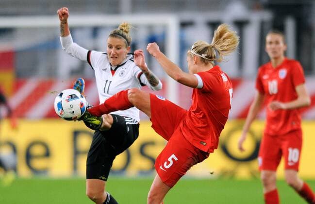 Fussball, DFB Frauen Länderspiel, Schauinsland-Reisen-Arena Duisburg, Deutschland (weiss) - England (rot) 0:0; Anja Mittag (GER), Stephanie Houghton (ENG), Aktion.