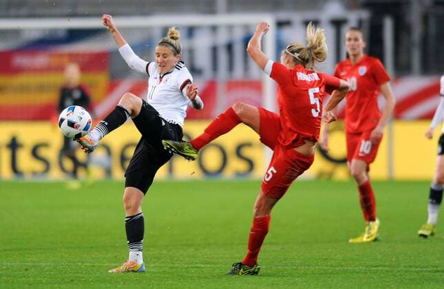 Fussball, DFB Frauen Länderspiel, Schauinsland-Reisen-Arena Duisburg, Deutschland (weiss) - England (rot) 0:0; Anja Mittag (GER), Stephanie Houghton (ENG), Aktion.