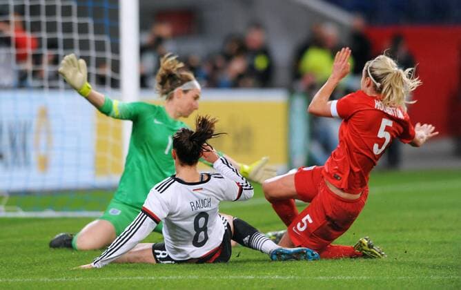 Fussball, DFB Frauen Länderspiel, Schauinsland-Reisen-Arena Duisburg, Deutschland (weiss) - England (rot) 0:0; v.li.: Karen Bardsley (ENG), Felicitas Rauch (GER), Stephanie Houghton (ENG), Aktion.