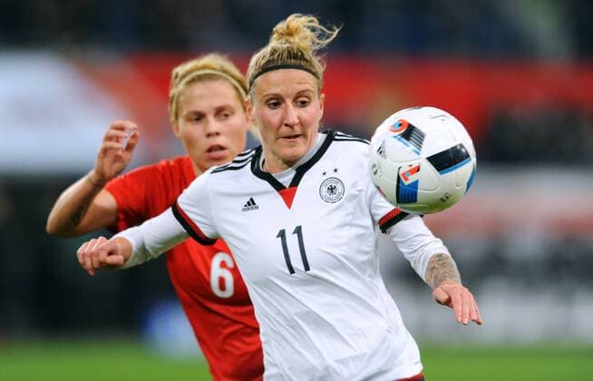 Fussball, DFB Frauen Länderspiel, Schauinsland-Reisen-Arena Duisburg, Deutschland (weiss) - England (rot) 0:0; Anja Mittag (GER), Gilly Flaherty (ENG), Aktion.