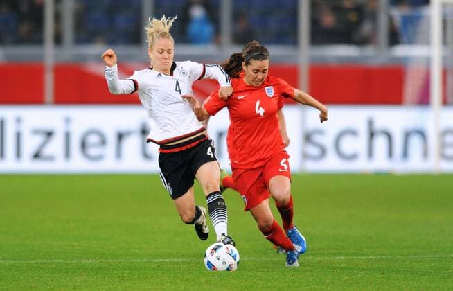 Fussball, DFB Frauen Länderspiel, Schauinsland-Reisen-Arena Duisburg, Deutschland (weiss) - England (rot) 0:0; Leonie Maier (GER), Fara Williams (ENG), Aktion.