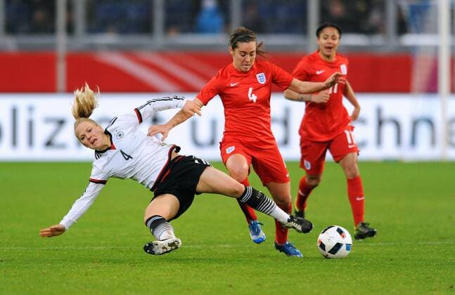 Fussball, DFB Frauen Länderspiel, Schauinsland-Reisen-Arena Duisburg, Deutschland (weiss) - England (rot) 0:0; Leonie Maier (GER), Fara Williams (ENG), Aktion.