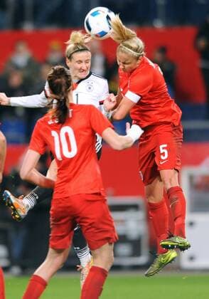 Fussball, DFB Frauen Länderspiel, Schauinsland-Reisen-Arena Duisburg, Deutschland (weiss) - England (rot) 0:0; Anja Mittag (GER), Stephanie Houghton (ENG), Aktion.