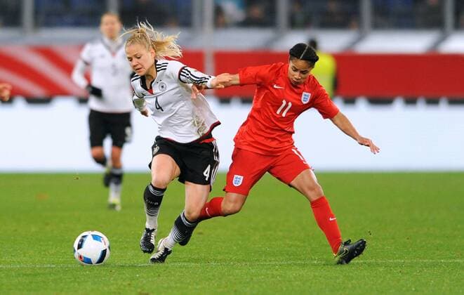 Fussball, DFB Frauen Länderspiel, Schauinsland-Reisen-Arena Duisburg, Deutschland (weiss) - England (rot) 0:0; Leonie Maier (GER), Demi Stokes (ENG), Aktion.