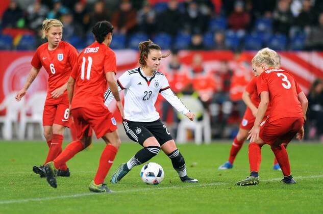 Fussball, DFB Frauen Länderspiel, Schauinsland-Reisen-Arena Duisburg, Deutschland (weiss) - England (rot) 0:0; v.li.: Gilly Flaherty (ENG), Demi Stokes (ENG), Sara Däbritz (GER), Alex Greenwood (ENG), Aktion.