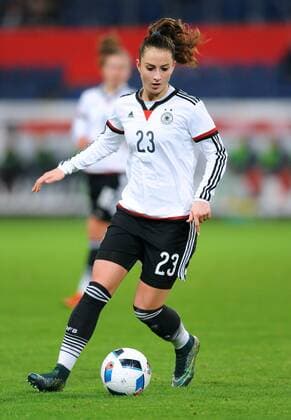 Fussball, DFB Frauen Länderspiel, Schauinsland-Reisen-Arena Duisburg, Deutschland (weiss) - England (rot) 0:0; Sara Däbritz (GER). Aktion, Einzelbild, Freisteller.