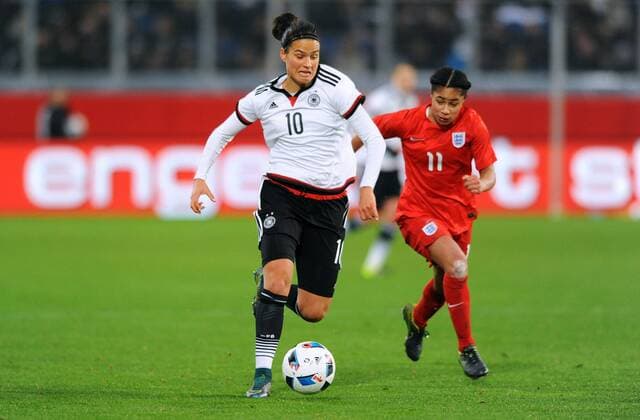 Fussball, DFB Frauen Länderspiel, Schauinsland-Reisen-Arena Duisburg, Deutschland (weiss) - England (rot) 0:0; Dzsenifer MAROZSAN (GER), Demi Stokes (ENG), Aktion.