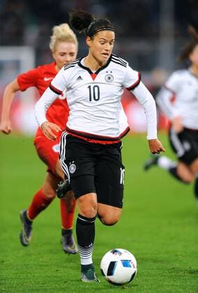 Fussball, DFB Frauen Länderspiel, Schauinsland-Reisen-Arena Duisburg, Deutschland (weiss) - England (rot) 0:0; Dzsenifer MAROZSAN (GER), Aktion.