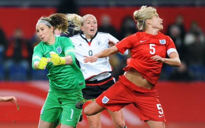 Fussball, DFB Frauen Länderspiel, Schauinsland-Reisen-Arena Duisburg, Deutschland (weiss) - England (rot) 0:0; v.li.: Karen Bardsley (ENG), Mandy Islacker (GER), Stephanie Houghton (ENG), Aktion.