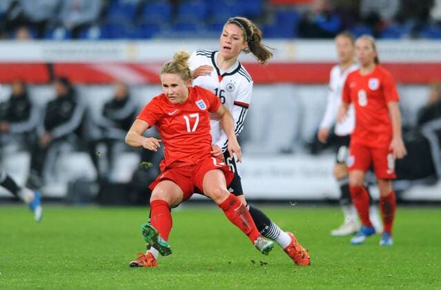 Fussball, DFB Frauen Länderspiel, Schauinsland-Reisen-Arena Duisburg, Deutschland (weiss) - England (rot) 0:0; Melanie Leupolz (GER), Isobel Christiansen (ENG), Aktion.