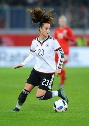 Fussball, DFB Frauen Länderspiel, Schauinsland-Reisen-Arena Duisburg, Deutschland (weiss) - England (rot) 0:0; Sara Däbritz (GER). Aktion, Einzelbild, Freisteller.