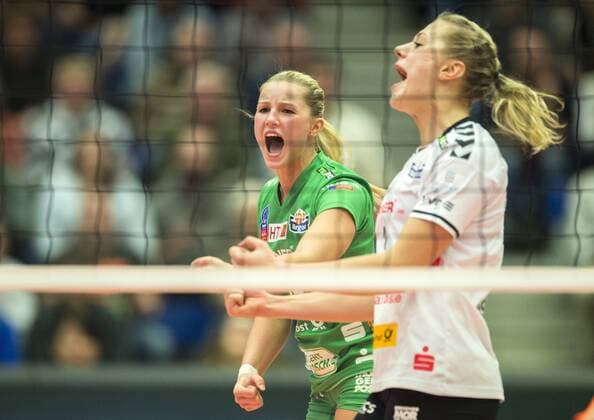 Volleyball, Damen, CEV Champions League, Saison 2015 2016, Dresdner SC (DSC) - Telekom Baku, Mittwoch (25.11.2015), Margon Arena, Dresden. Dresdens Lisa Stock (li.) und Kristina Mikhailenko. RM001