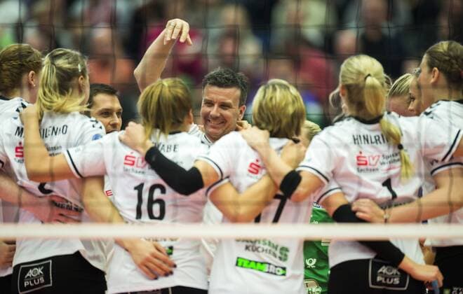 Volleyball, Damen, CEV Champions League, Saison 2015 2016, Dresdner SC (DSC) - Telekom Baku, Mittwoch (25.11.2015), Margon Arena, Dresden. Dresdens Trainer Alexander Waibl jubelt nach dem Sieg mit seinen Spielerinnen. RM001