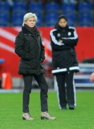 Fussball, DFB Frauen Länderspiel, Schauinsland-Reisen-Arena Duisburg, Deutschland (weiss) - England (rot) 0:0; Trainerin Sylvia Neid (GER), im Hintergrund Steffi Jones (GER).