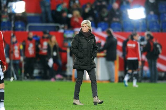 Fussball, DFB Frauen Länderspiel, Schauinsland-Reisen-Arena Duisburg, Deutschland (weiss) - England (rot) 0:0; Trainerin Sylvia Neid (GER). Aktion, Einzelbild.