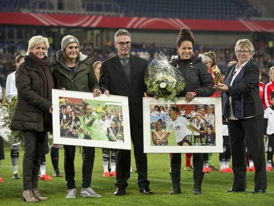 Verabschiedung der Nationalspielerinnen Celia SASIC und Nadine ANGERER aus der Nationalmannschaft. vl: Bundestrainerin Silvia NEID (GER), Nadine ANGERER, Generalsekretaer Helmut SANDROCK, Celia SASIC. Fussball Frauen Laenderspiel: Deutschland - England in Duisburg, Deutschland am 26.11.2015,