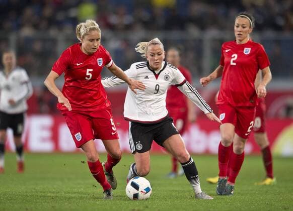 vl: Stephanie HOUGHTON (ENG), Mandy ISLACKER (GER) und Lucy BRONZE (ENG) Fussball Frauen Laenderspiel: Deutschland - England in Duisburg, Deutschland am 26.11.2015,
