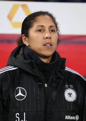 Duisburg, Frauen Fussball, Länderspiel, Saison 2015 2016, Deutschland vs England, 26.11.2015, Schauinsland -Reisen-Arena Duisburg, Steffi Jones, Deutschland, Aktion, Einzelbild