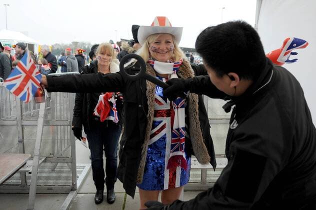 Tennis, Davis Cup Finale in Belgien - Personenkontrollen am Eingang Tennis - 2015 Davis Cup by BNP Paribas - World Group Final: Belgium vs. Great Britain Day One Tennis fans go through security checks ahead at the Flanders Expo, Ghent. COLORSPORT JANE BARLOW 