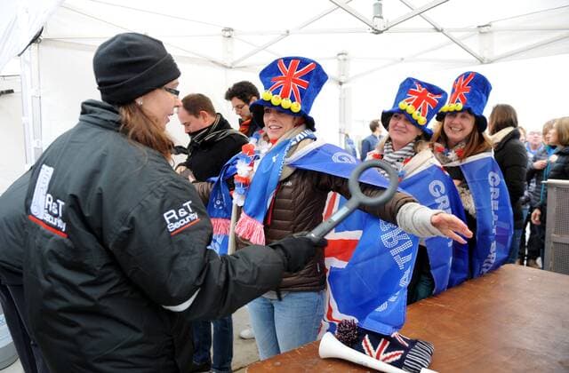 Tennis, Davis Cup Finale in Belgien - Personenkontrollen am Eingang Tennis - 2015 Davis Cup by BNP Paribas - World Group Final: Belgium vs. Great Britain Day One Tennis fans go through security checks ahead at the Flanders Expo, Ghent. COLORSPORT JANE BARLOW 