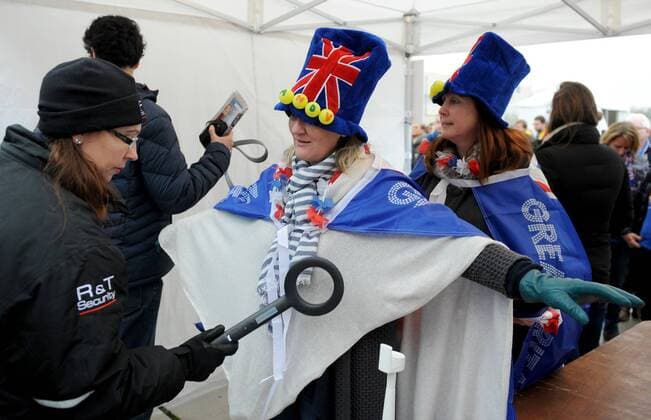 Tennis, Davis Cup Finale in Belgien - Personenkontrollen am Eingang Tennis - 2015 Davis Cup by BNP Paribas - World Group Final: Belgium vs. Great Britain Day One Tennis fans go through security checks ahead at the Flanders Expo, Ghent. COLORSPORT JANE BARLOW 