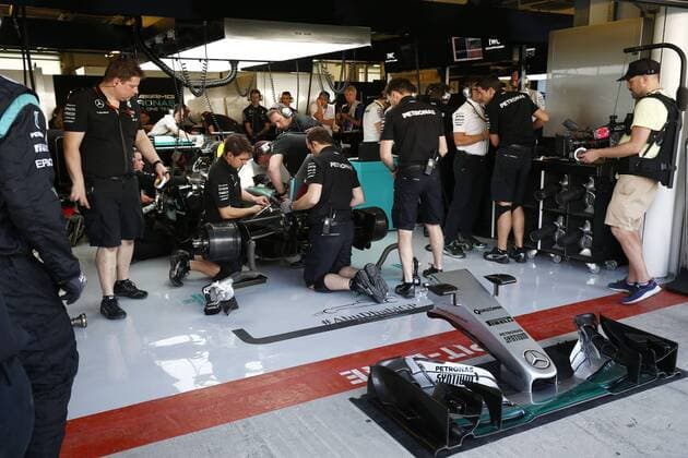 Motorsports: FIA Formula One World Championship WM Weltmeisterschaft 2015, Grand Prix of Abu Dhabi, garage of Mercedes AMG Petronas Formula One Team xHOCHxZWEIx