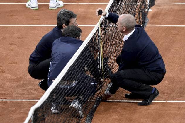 Bilder des Tages - SPORT - GENT, BELGIUM: Officials repair the net during the first game between Belgian David Goffin and Britain Kyle Edmund in the Davis Cup World Group final between Belgium and Great Britain, Friday 27 November 2015, at Flanders Expo in Gent. DIRKxWAEM  x04747333x