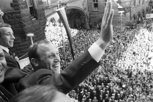 Empfang der Fussballnationalmannschft in Frankfurt nach der Fussball-Weltmeisterschaft 1966 Uwe Seeler und Horst Höttges ( links) auf dem Balkon winken den Fanmassen zu HM