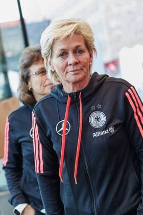 GER, Besuch der Frauen-Nationalmannschaft im Deutschen Fussball Museum 27.11.2015, Deutsches Fussball Museum, Dortmund, im Bild Bundestrainerin Silvia Neid Sarah Rauch nphxRauch