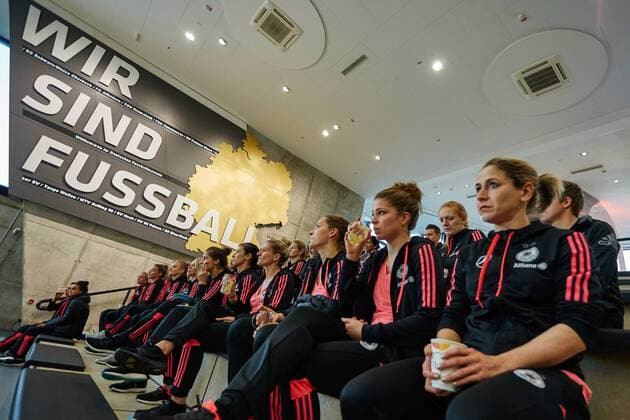 GER, Besuch der Frauen-Nationalmannschaft im Deutschen Fussball Museum 27.11.2015, Deutsches Fussball Museum, Dortmund, im Bild die Nationalmannschaft der Frauen zu Gast im Deutschen Fussball Museum in Dortmund Sarah RauchnphxRauch