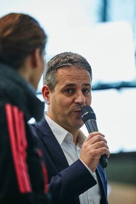 GER, Besuch der Frauen-Nationalmannschaft im Deutschen Fussball Museum 27.11.2015, Deutsches Fussball Museum, Dortmund, im Bild Manuel Neukirchner (Direktor Deutsches Fussball Museum) im Gespraech Sarah RauchnphxRauch