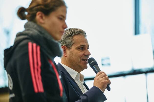 GER, Besuch der Frauen-Nationalmannschaft im Deutschen Fussball Museum 27.11.2015, Deutsches Fussball Museum, Dortmund, im Bild Manuel Neukirchner (Leitung Deutsches Fussball Museum) mit Annike Krahn (Deutschland 5) Sarah RauchnphxRauch