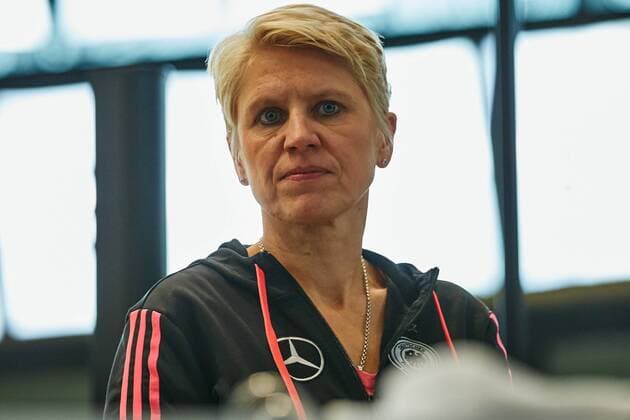 GER, Besuch der Frauen-Nationalmannschaft im Deutschen Fussball Museum 27.11.2015, Deutsches Fussball Museum, Dortmund; im Bild Doris Fitschen (Managerin Deutsche Frauen-Nationalmannschaft) Sarah RauchnphxRauch