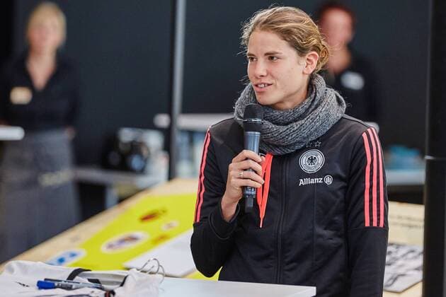 GER, Besuch der Frauen-Nationalmannschaft im Deutschen Fussball Museum 27.11.2015, Deutsches Fussball Museum, Dortmund, im Bild Annike Krahn (Deutschland 5) fuehrte die DFB Spielerinnen im Rundgang durch das Museum Sarah RauchnphxRauch