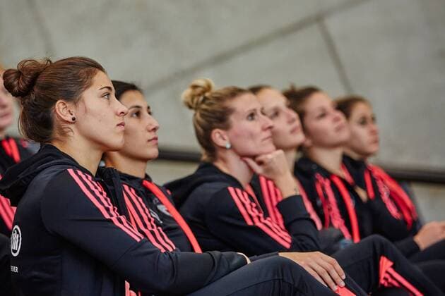 GER, Besuch der Frauen-Nationalmannschaft im Deutschen Fussball Museum 27.11.2015, Deutsches Fussball Museum, Dortmund, im Bild Lisa Weiss (Deutschland 21) mit Sara Doorsoun (Deutschland 24) und Anja Mittag (Deutschland 11) und Mitspielerinnen besuchten das Deutsche Fussball Museum Sarah RauchnphxRauch